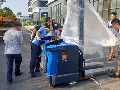 科力電動(dòng)堆高車進(jìn)行裝卸、堆高、堆垛和短距離運(yùn)輸作業(yè)