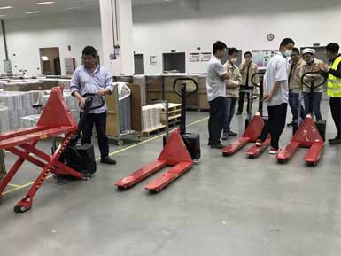 電動高升程搬運(yùn)車交付使用，感謝廠家羅總親自跟客戶講解操作方法！